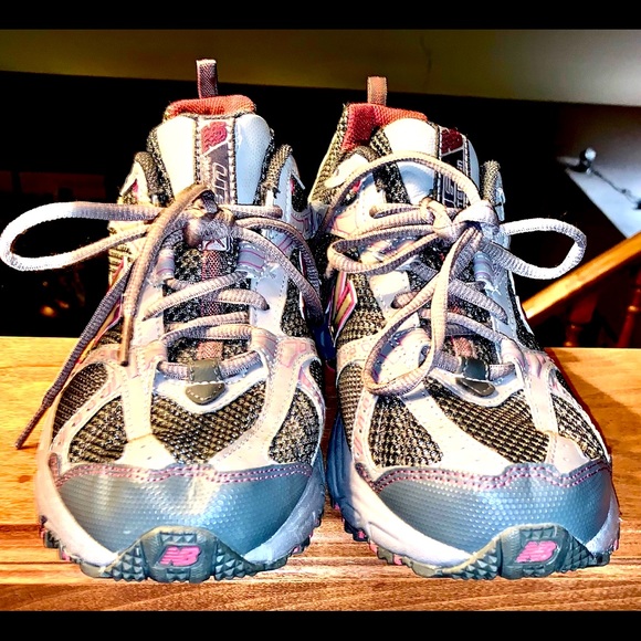 Women’s NEW BALANCE size 8 tennis shoes - Picture 2 of 7